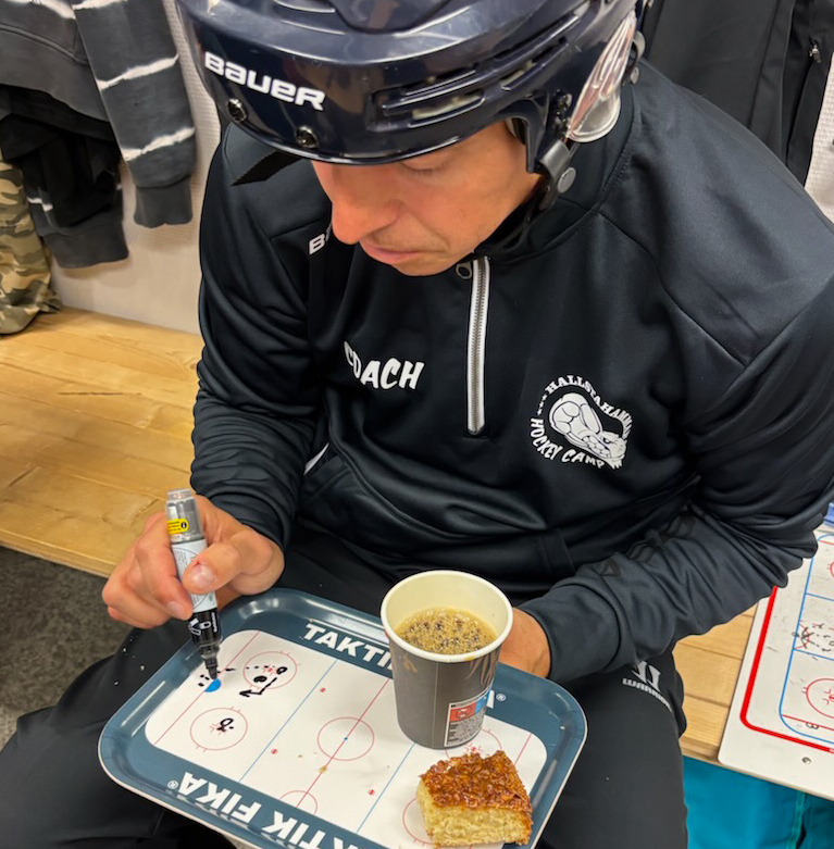 Tränare fikar och lägger upp taktiken.